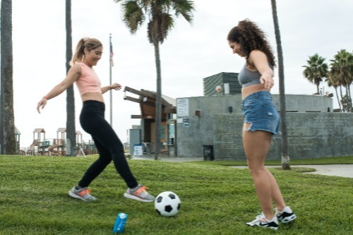 Foto jongeren die voetballen