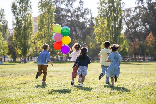 Foto buitenspelende kinderen